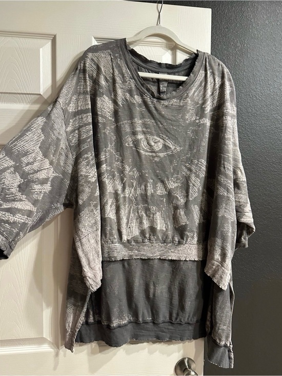 Magnolia Pearl Tops - Magnolia Pearl Washed Gray Eye Graphic Sweatshirt